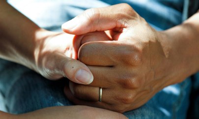 Ein Hand hält eine andere Hand. Ein Hand hält eine andere Hand.