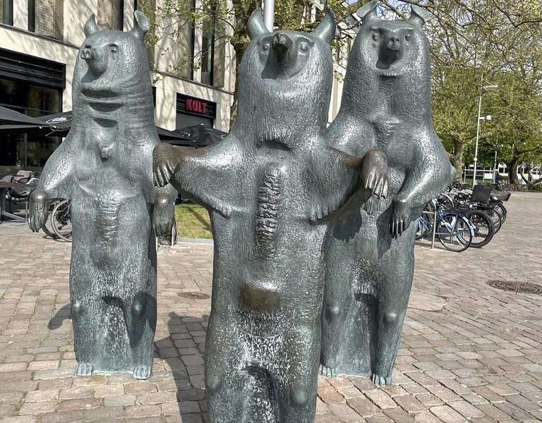 Paul Halbhuber, Drei Bären, Bronze, Schlossplatz, 2022, Foto Stadtmuseum Oldenburg