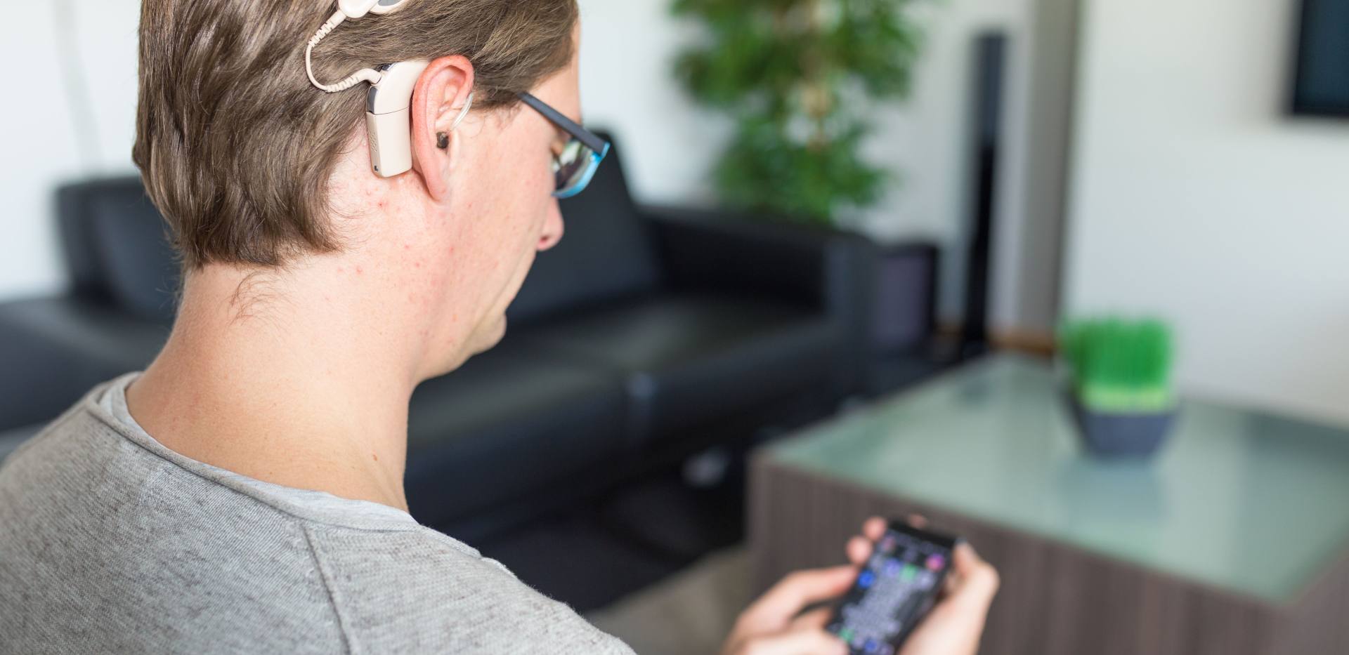 Proband mit CI und Smartphone Proband mit CI und Smartphone