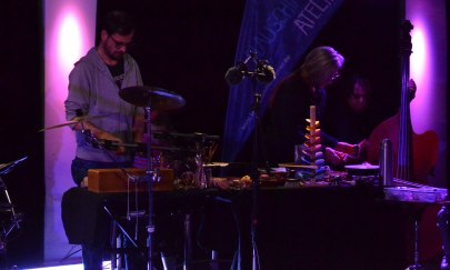 Drei Musiker*innen an diversen Instrumenten bei der Offenen Bühne.