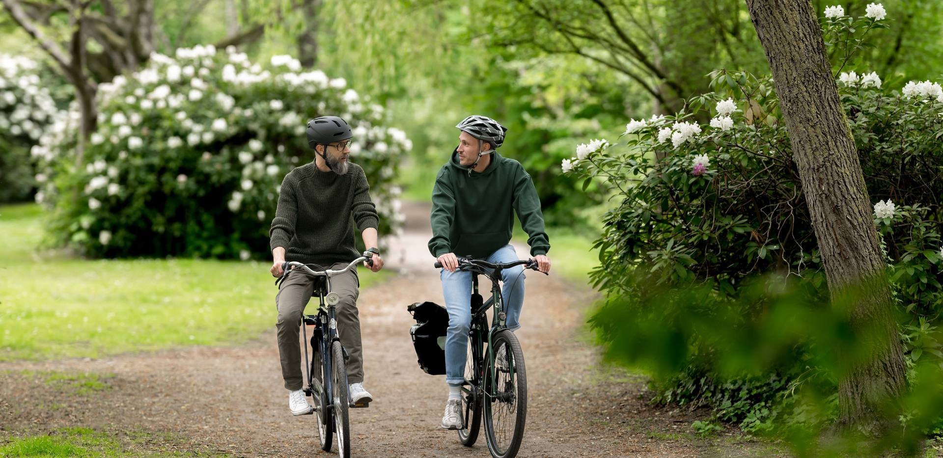 Radfahrende auf Route um Oldenburg Teilroute Ammerland zur Rhododendronbl&uuml;te. 