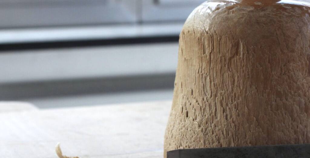Auf dem Bild sieht man eine Holzform, von welcher Holz abgetragen wurde.