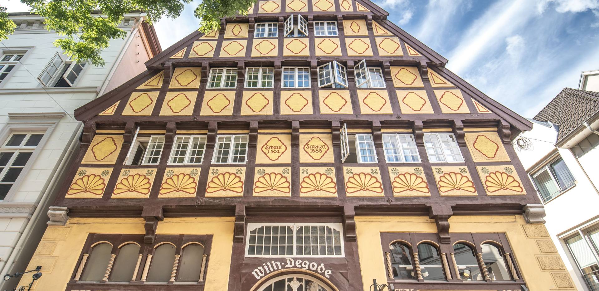 Froschperspektive auf das Degodehaus in Oldenburg.