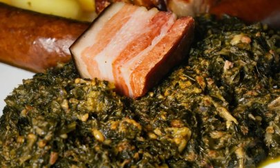 Gr&uuml;nkohl mit Pinkel, Kassler und Salzkartoffeln bei der Kohlparty im Dr&ouml;gen Hasen