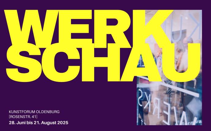 Lilafarbener Hintergrund mit dem Wort "Werkschau" in hellgelber Schrift davor. Rechterhand sieht man ein Bild von einem gefüllten Ausstellungsraum durch das Fenster. Lilafarbener Hintergrund mit dem Wort "Werkschau" in hellgelber Schrift davor. Rechterhand sieht man ein Bild von einem gefüllten Ausstellungsraum durch das Fenster.