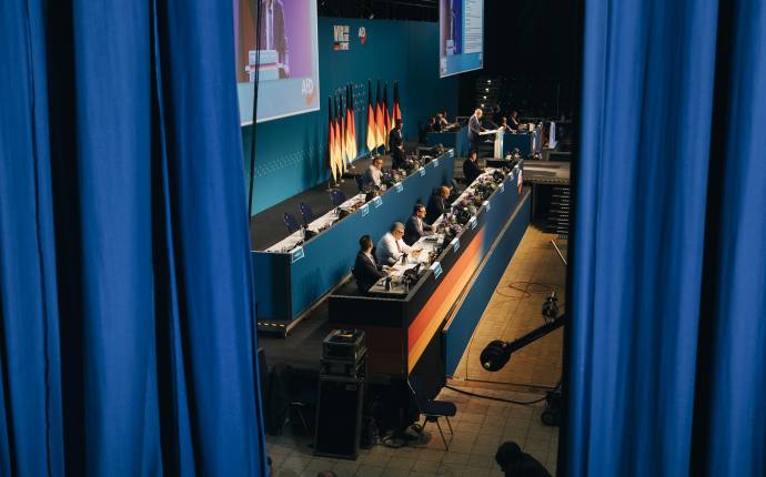 Rafael Heygster setzt sich in seiner Reportage „Democrazy Dies in Darkness“ mit dem Wahlkampf der AfD auseinander. Rafael Heygster setzt sich in seiner Reportage „Democrazy Dies in Darkness“ mit dem Wahlkampf der AfD auseinander.