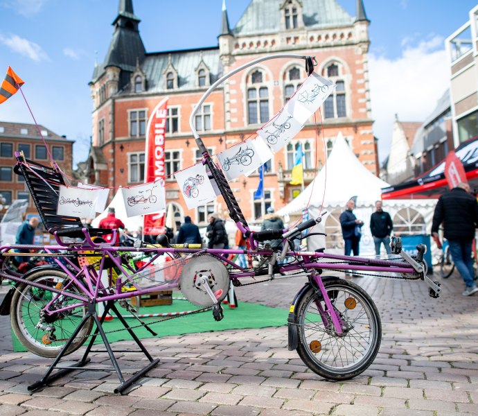 Hallo Fahrrad Rathausmarkt Oldenburg Blick auf das Rathaus Oldenburg bei Hallo Fahrrad