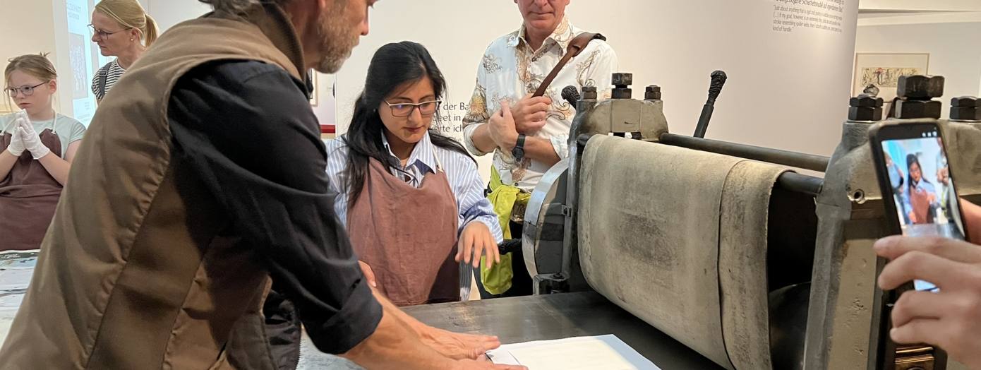 Der Oldenburger K&uuml;nstler Helmut Feldmann an der Frielinghauspresse im Horst-Janssen-Museum.