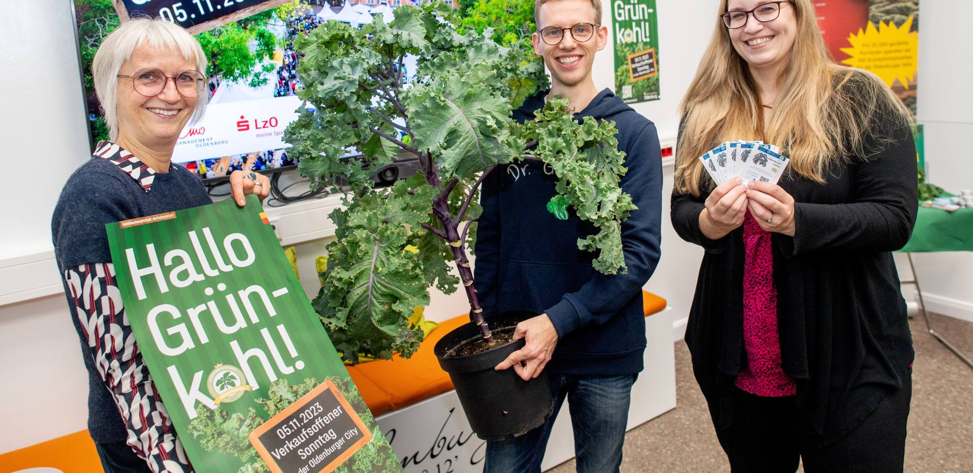 von links: Silke Fennemann (Geschäftsführerin OTM), Dr. Christoph Hahn (promovierter Biologe, der die perfekte Oldenburger Palme gezüchtet und seine Doktorarbeit zum Thema Grünkohl an der Universität Oldenburg geschrieben hat) und Friederike Töbelmann (Leitung Veranstaltungsmanagement OTM) stellen das Programm der diesjährigen Saisoneröffnung vor sowie die Neuzüchtung der "Oldenburger Palme".