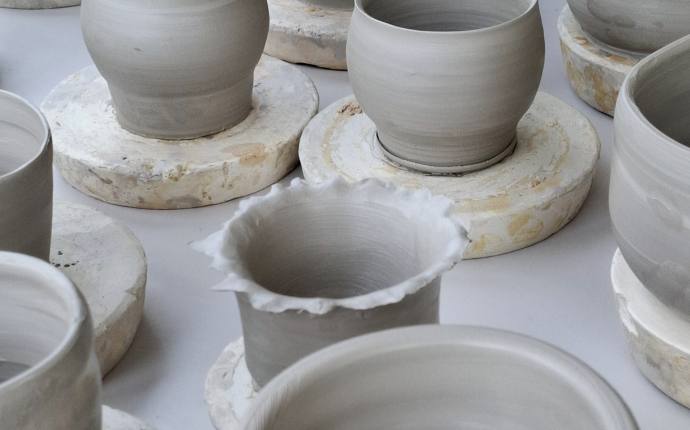 Auf dem Foto befinden sich diverse gedrehte Tonobjekte.