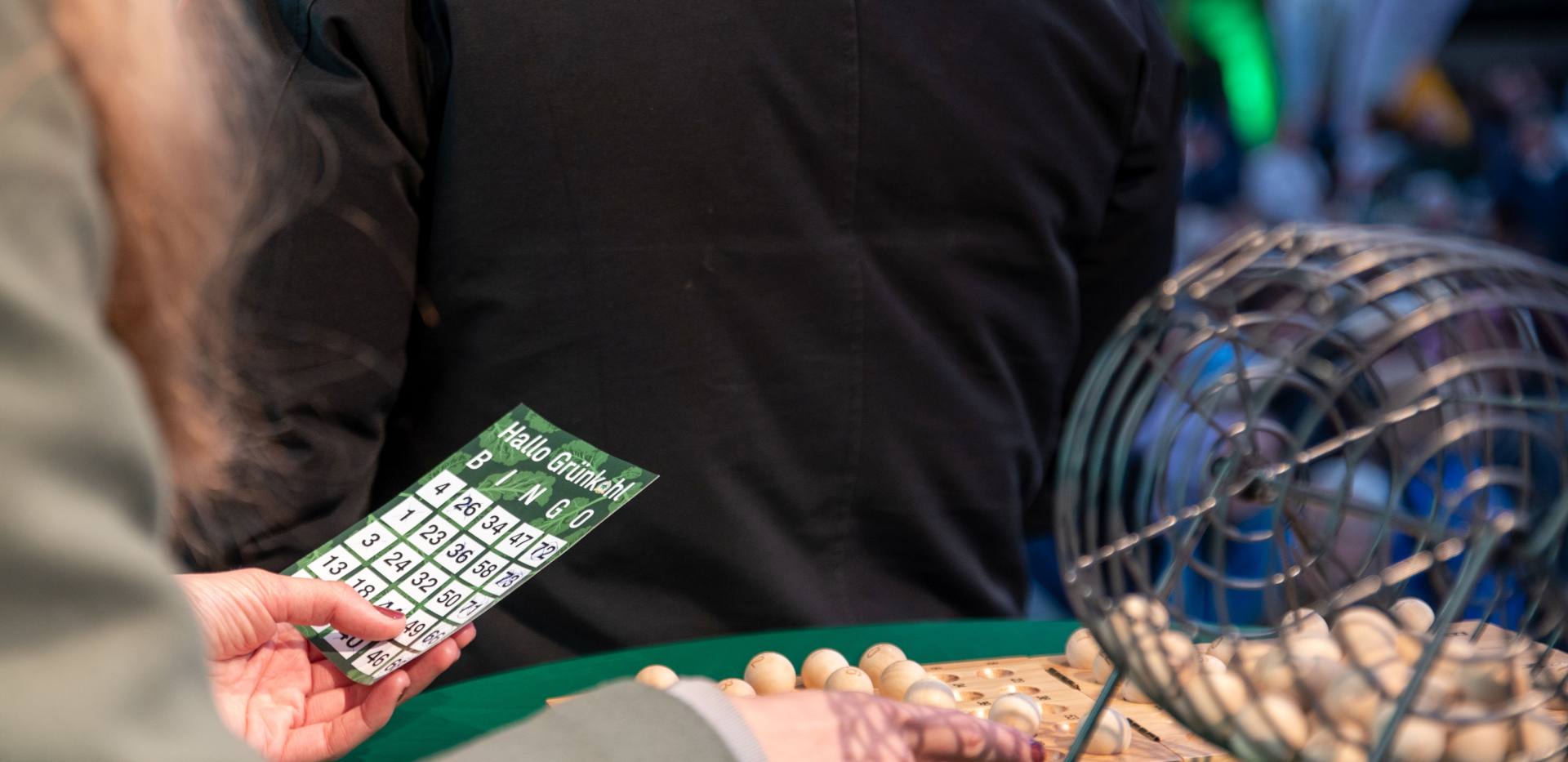 Einlösung eines Grünkohl-Bingo-Scheins bei der Veranstaltung „Hallo Grünkohl”. Einlösung eines Grünkohl-Bingo-Scheins bei der Veranstaltung „Hallo Grünkohl”.