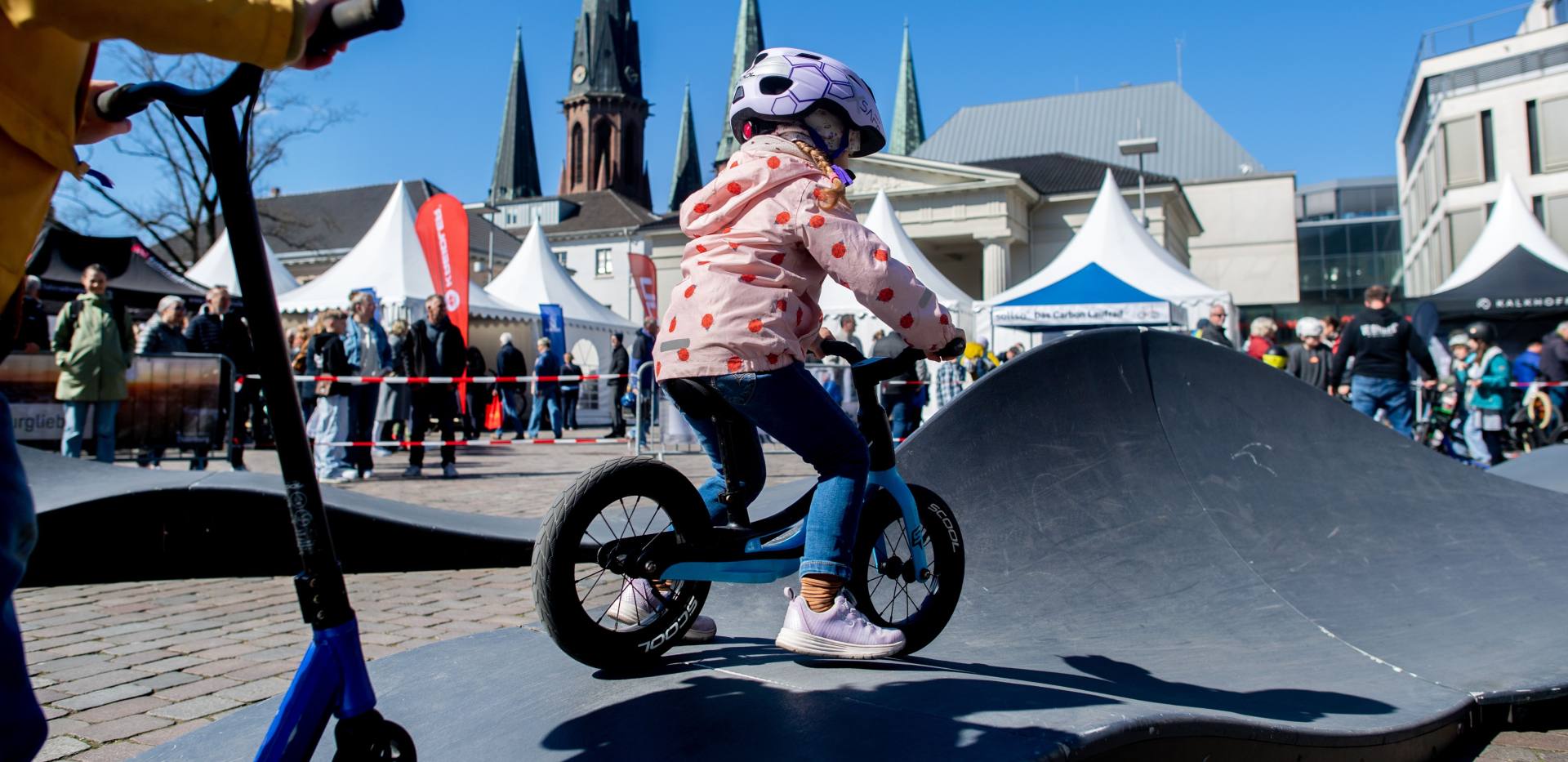 Kinder auf dem GSG Pumptrack auf der Veranstaltung Hallo Fahrrad in Oldenburg. Kinder auf dem GSG Pumptrack auf der Veranstaltung Hallo Fahrrad in Oldenburg.
