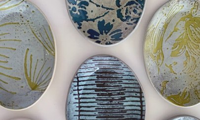 Auf dem Bild sind verschiedene bedruckte Teller abgebildet.