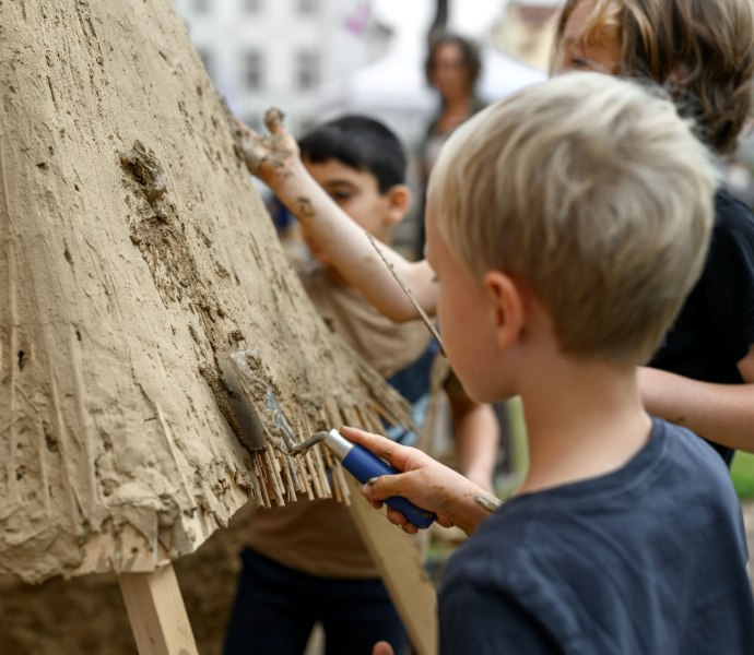Kinder bauen auf dem LehmBauSpielPlatz.