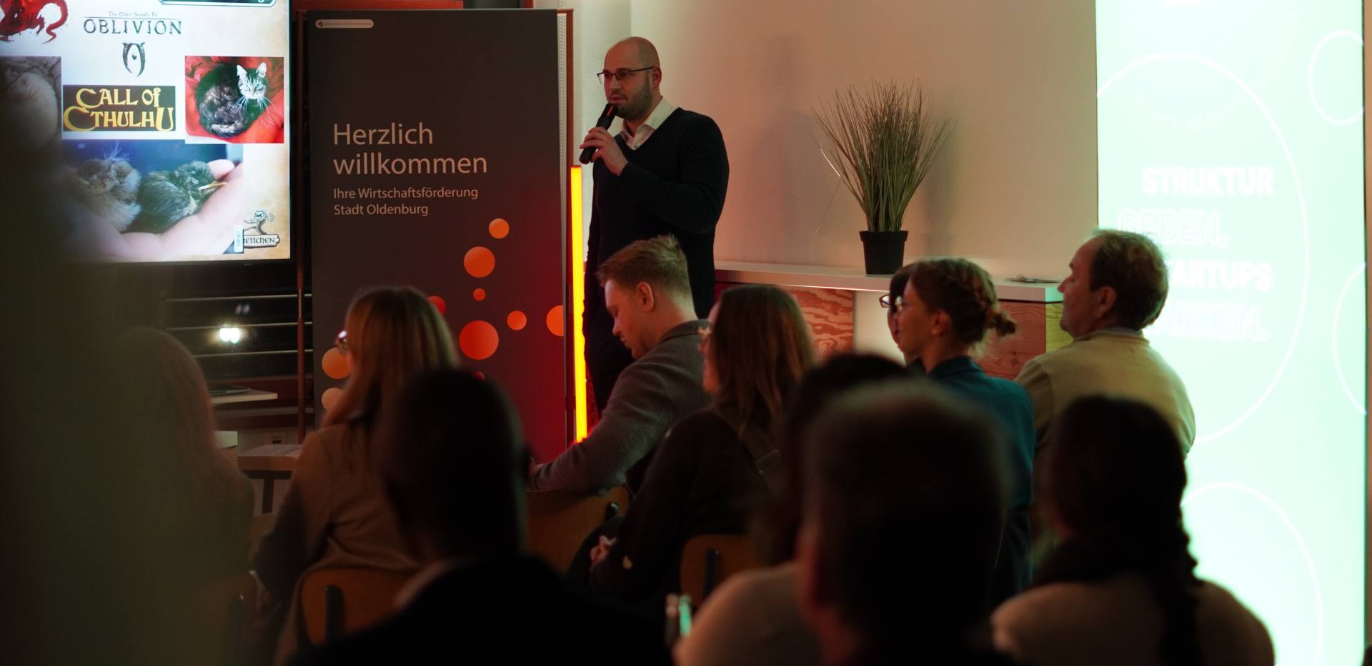 Teilnehmende lauschen den Erfahrungsberichten von Unternehmerinnen und Unternehmern. Foto: TGO/GO! Startup Incubator Teilnehmende lauschen den Erfahrungsberichten von Unternehmerinnen und Unternehmern. Foto: TGO/GO! Startup Incubator