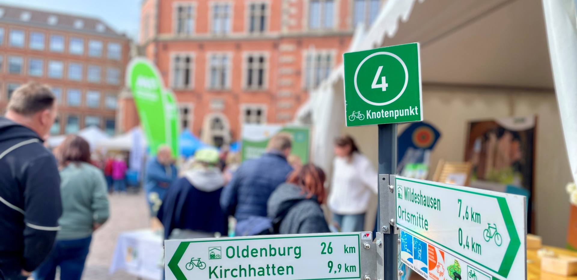 Schilder einer Ausschilderung vom Knotenpunktsystem bei Hallo Fahrrad 2026 auf dem Rathausmarkt in Oldenburg.