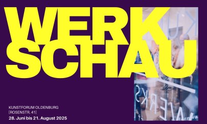 Lilafarbener Hintergrund mit dem Wort "Werkschau" in hellgelber Schrift davor. Rechterhand sieht man ein Bild von einem gefüllten Ausstellungsraum durch das Fenster.