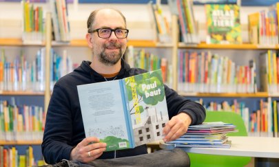 Maik Evers mit Buch "Paul baut" Maik Evers mit Buch "Paul baut"
