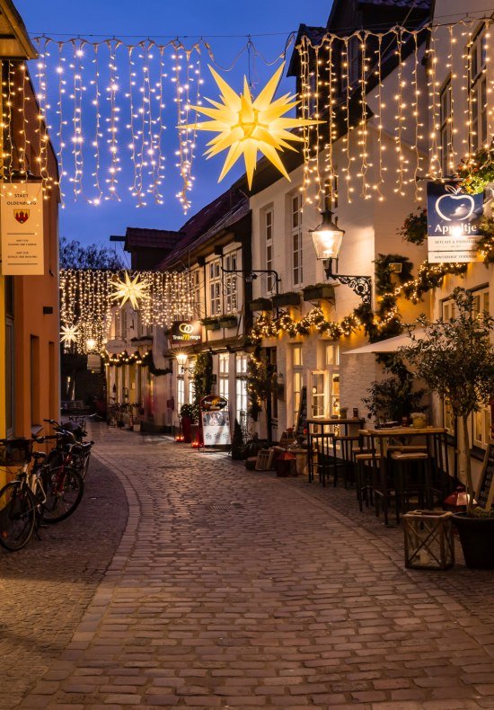 Weihnachtsshopping in der festlich geschmückten Bergstraße