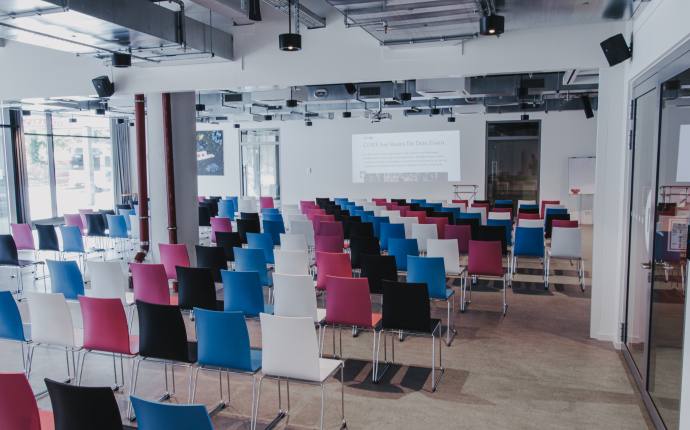 Das Auditorium 2 hat richtig viel Platz. Ideal für große Gruppe bei Vorträgen, Workshops & Empfängen. Beamer und Mikrofone inklusive.150 m², max. 136 Personen - je nach Bestuhlung170€ pro Stunde (netto) Das Auditorium 2 hat richtig viel Platz. Ideal für große Gruppe bei Vorträgen, Workshops & Empfängen. Beamer und Mikrofone inklusive.150 m², max. 136 Personen - je nach Bestuhlung170€ pro Stunde (netto)