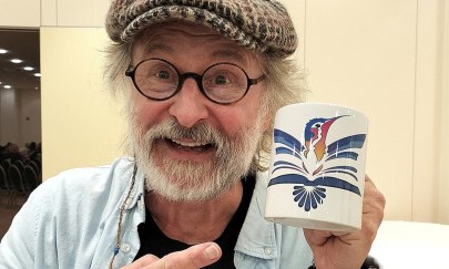 Schirmherr Klaus-Peter Wolf mit OLibri-Tasse Schirmherr Klaus-Peter Wolf mit OLibri-Tasse