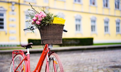 Das rote Fahrrad vor dem Oldenburger Schloss lädt zur Veranstaltung Hallo Fahrrad ein.
