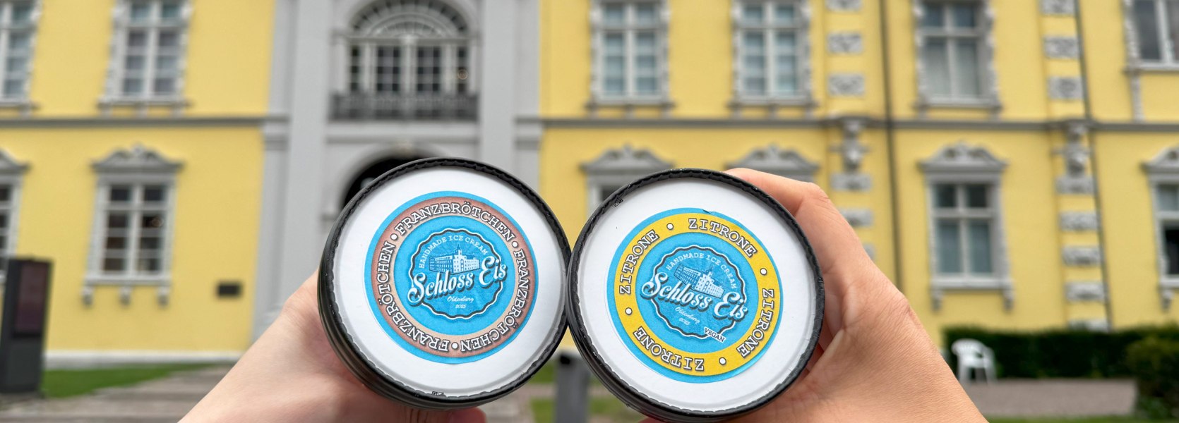 Eisbecher von Schloss Eis vorm Oldenburger Schloss