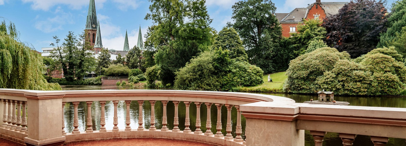 Blick über die Ballustrade im Schlossgarten auf den Schlossgartenteich die St. Lamberti-Kirche im Hintergrund