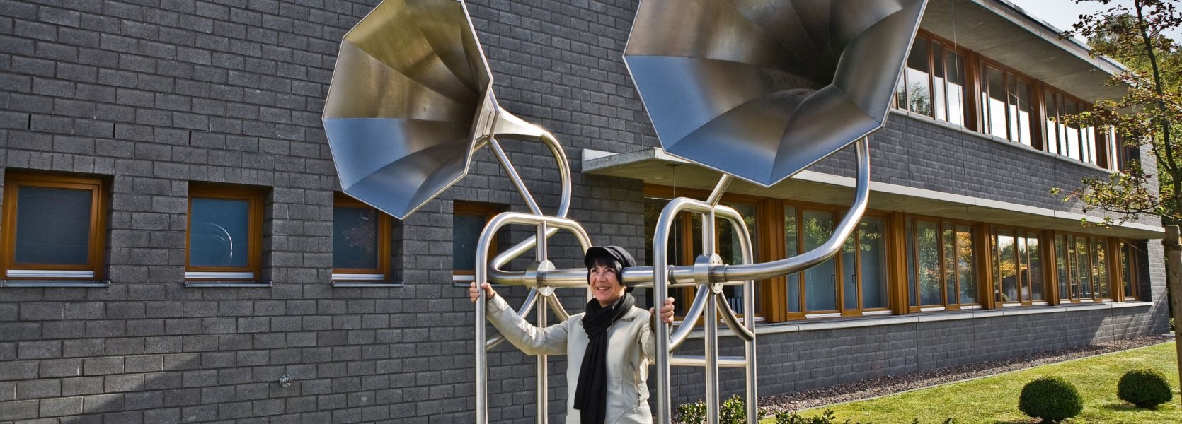 Gast probiert den Hörthron im Oldenburger Hörgarten. Gast probiert den Hörthron im Oldenburger Hörgarten.