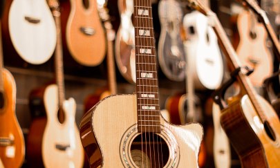 musikinstrument-akustische-gitarre-saiteninstrument-vertikaler-schuss musikinstrument-akustische-gitarre-saiteninstrument-vertikaler-schuss