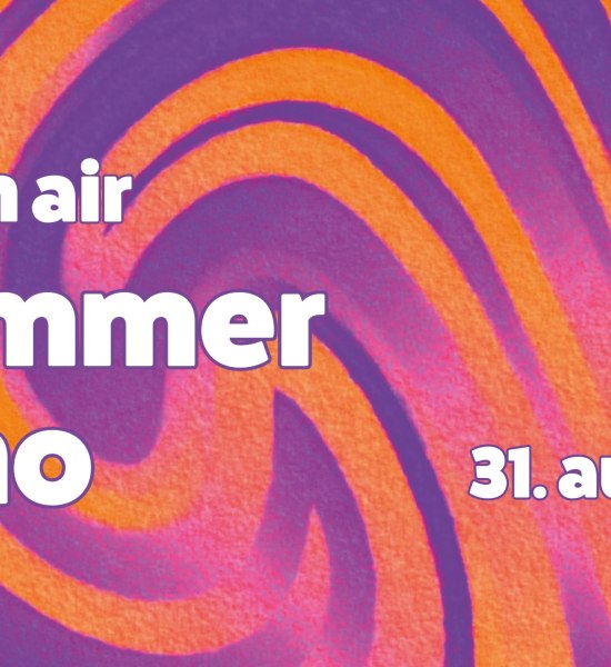 Auf einem heswirten Hintergrund aus den Farben orange, lila und pink ist in weiß der Schriftzug "open air sommer kino" und "1. bis 31. august" zu lesen - im Corporate Design des Sommer Kinos.