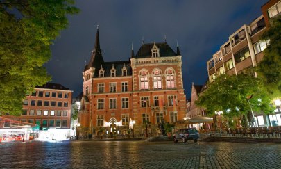 Blick auf das Alte Rathaus und den Marktplatz in den Abendstunden.