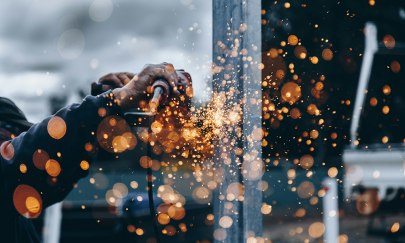 Fabrikarbeiter beim Schweißprozess Fabrikarbeiter beim Schweißprozess
