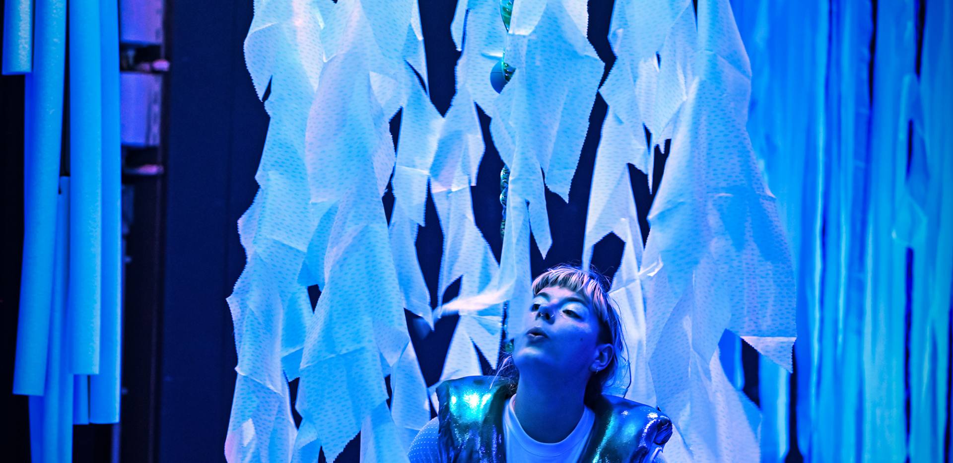 Eine Performerin in einer gro&szlig;en Qualle