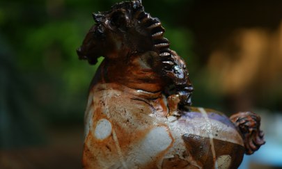 Auf dem Bild sieht man die Statue eines Pferdes mitsamt kindlichem Reiter aus Ton.