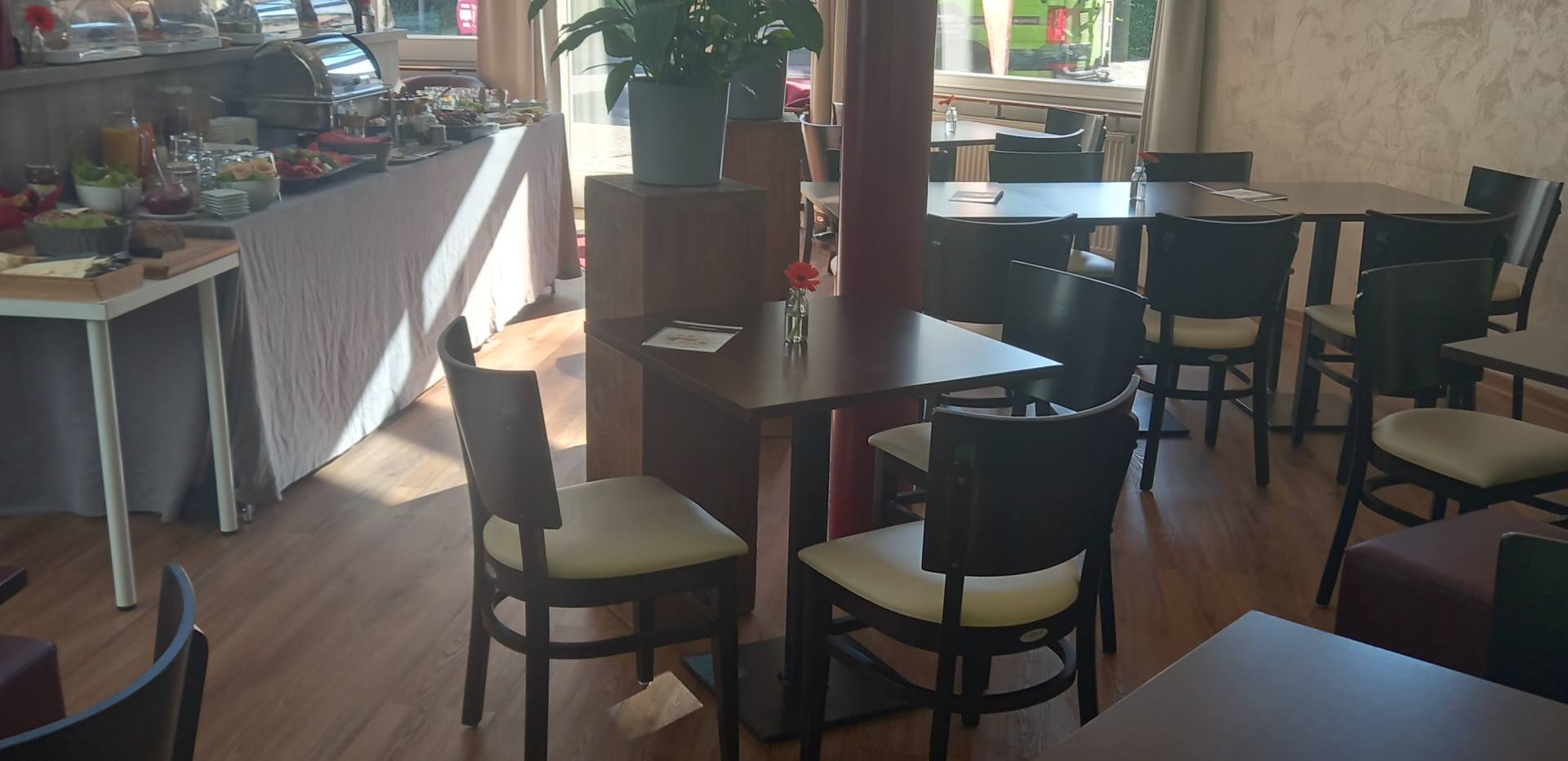 Gemütlich frühstücken, Mittag essen oder Kaffee und Kuchen genießen Gemütlich frühstücken, Mittag essen oder Kaffee und Kuchen genießen