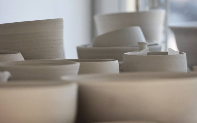 Auf dem Foto befinden sich einige gedrehte Tonobjekte.