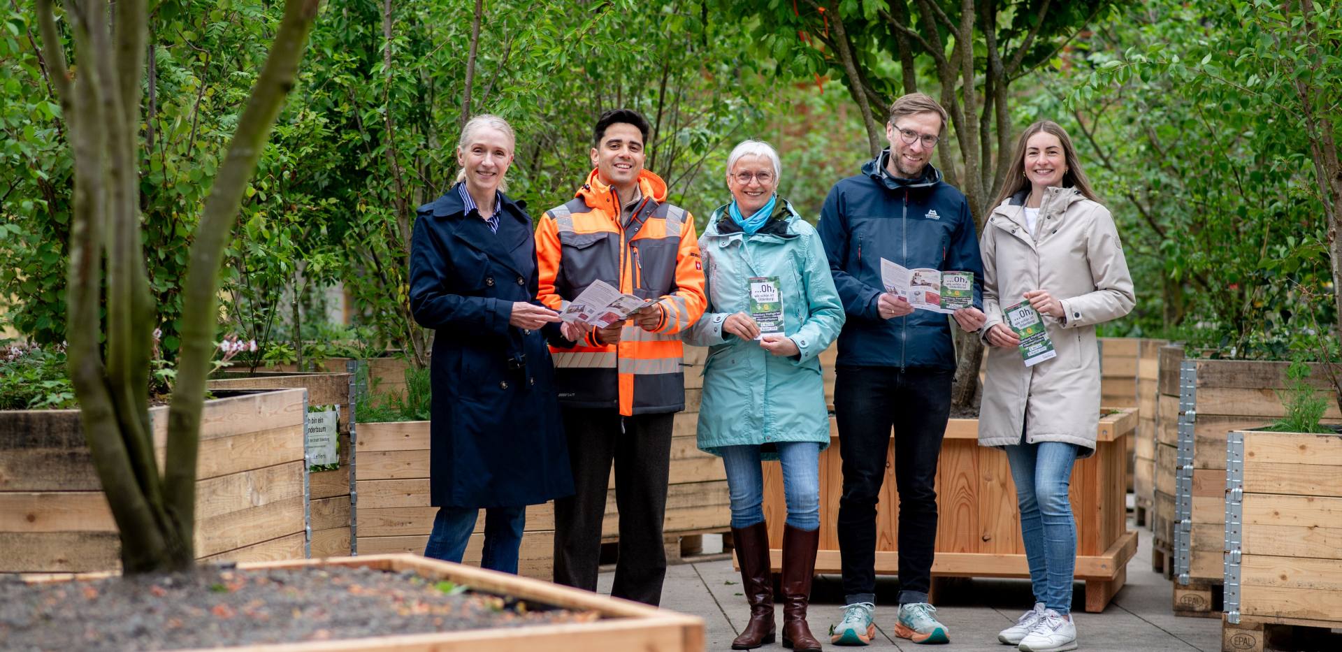 Tanja Piening (Leitung Fachdienst Stadtgr&uuml;n &ndash; Planung und Neubau), Gabriel Kaya (Fachdienst Stadtgr&uuml;npflege und Friedh&ouml;fe), Silke Fennemann (Gesch&auml;ftsf&uuml;hrerin OTM), Guido Mu&szlig;mann (Leitung Fachdienst Stra&szlig;enunterhaltung), Melanie Jauken (Leitung Veranstaltungsmanagement OTM) im mobilen Stadtwald auf dem Waffenplatz.