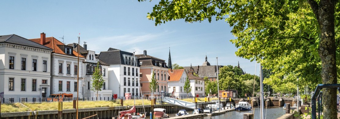 Hafenpromenade Oldenburg mit Blick auf gegen&uuml;berliegende Uferseite
