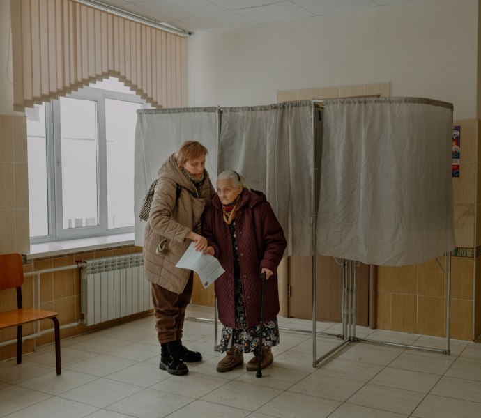 Die in Sibirien geborene Aliona Kardash dokumentiert in ihrem Projekt „It Smells of Smoke at Home“ ihre Rückkehr in ihre russische Heimat kurz nach Kriegsbeginn 2022. Die in Sibirien geborene Aliona Kardash dokumentiert in ihrem Projekt „It Smells of Smoke at Home“ ihre Rückkehr in ihre russische Heimat kurz nach Kriegsbeginn 2022.