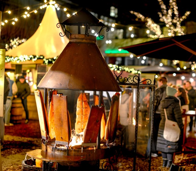 Flammlachs Skandinavisches Weihnachtsdorf Oldenburg Flammlachs am Feuer im Skandinavischen Weihnachtsdorf Oldenburg