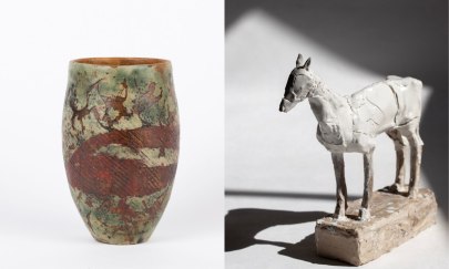 Links eine rot-bräunlcihe keramische Vase, rehcts ein keramisches, weißes Pferd vor schwarz-weißem Hintergrund. Links eine rot-bräunlcihe keramische Vase, rehcts ein keramisches, weißes Pferd vor schwarz-weißem Hintergrund.