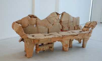 Sofa aus Pappe vor hellem Hintergrund