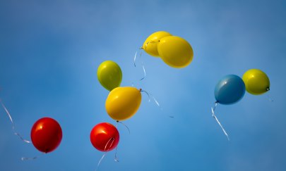 bunte-luftballons-schweben-gegen-blauen-himmel bunte-luftballons-schweben-gegen-blauen-himmel