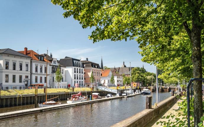 Hafenpromenade Oldenburg mit Blick auf gegenüberliegende Uferseite Hafenpromenade Oldenburg mit Blick auf gegenüberliegende Uferseite