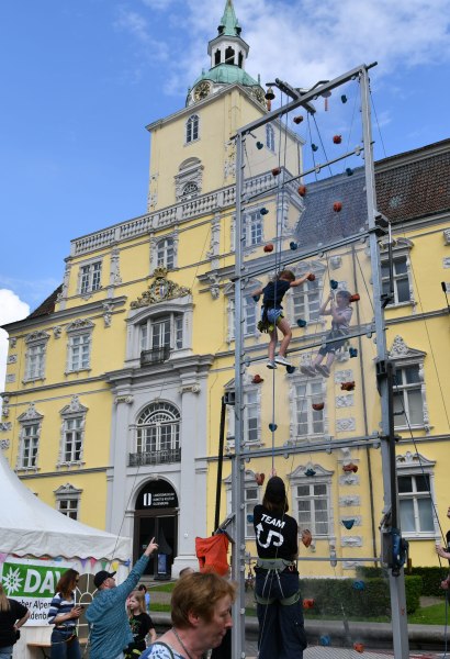 Kletterwand vor dem Schloß