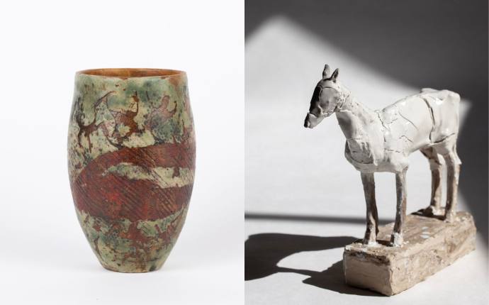 Links eine rot-bräunlcihe keramische Vase, rehcts ein keramisches, weißes Pferd vor schwarz-weißem Hintergrund. Links eine rot-bräunlcihe keramische Vase, rehcts ein keramisches, weißes Pferd vor schwarz-weißem Hintergrund.