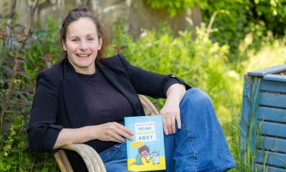 Brit Bartuschka mit Buch "Meine Freundin Roxy" Brit Bartuschka mit Buch "Meine Freundin Roxy"