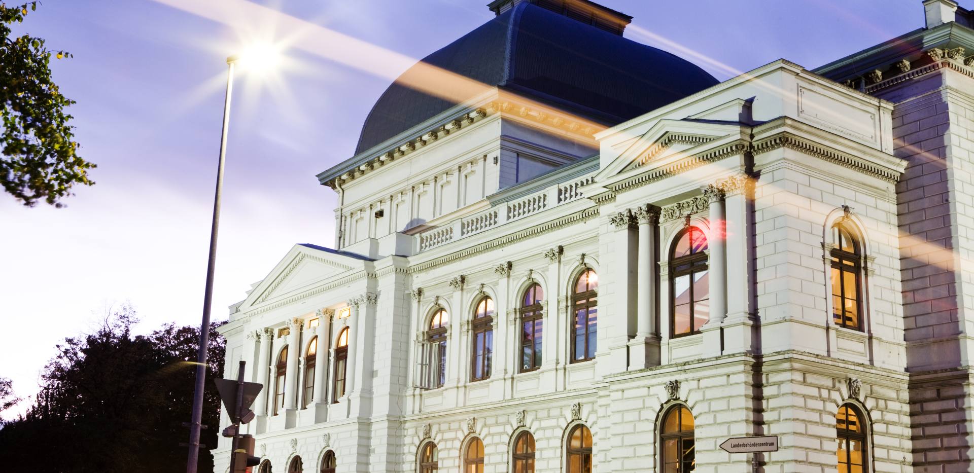 Oldenburgisches Staatstheater von außen zur blauen Stunde.