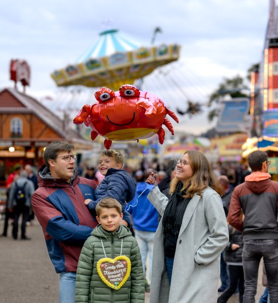 Besuch Kramermarkt Oldenburg Familie mit Lebkuchenherz und Luftballon auf dem Kramermarkt Oldenburg